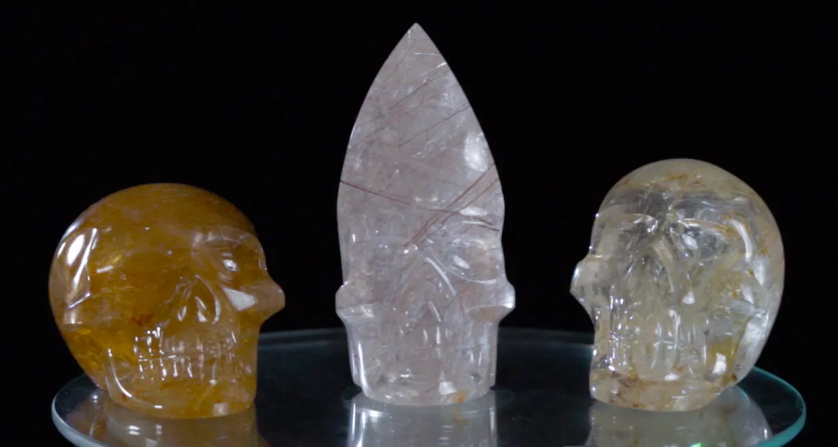 CRÂNIOS EM QUARTZO COM RUTILO E AGULHADO